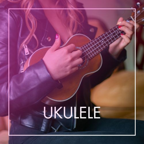 Mulher de jaqueta de couro preta tocando ukulele