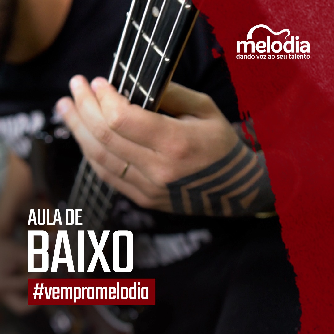 Aluno aprendendo a tocar baixo na aula de música da Melodia em Brasília