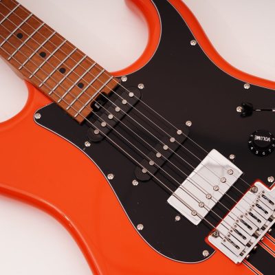 GUITARRA 2S 1H ESCALA CLARA ESCUDO BK ROAD STRIKER ORG TAGIMA
